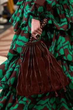 ULLA JOHNSON Adria Large Pleated Wave Bag - Mahogany 9 ULLA JOHNSON Adria Large Pleated Wave Bag - Mahogany -ULLA JOHNSON UJ AW23 look54B ArmandoGrillo 1